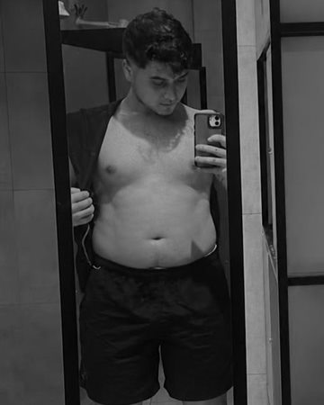 Gustavo Borges anos atrás, em foto no espelho