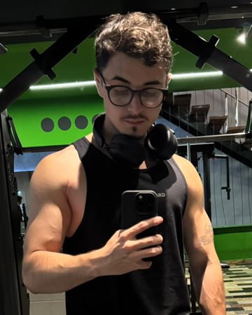 Gustavo Borges hoje, na academia, de regata preta